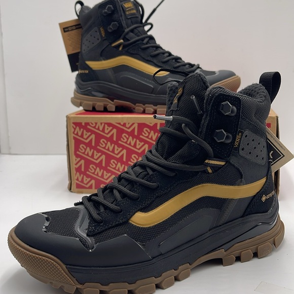 Vans WMNS Ultrarange Exo Hi Gore Black/Gold
VN0A5JHXZX1
Boots All Weather Sneakr - Picture 14 of 16